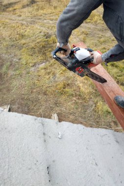 Woodworker yapar üzerinde bir ahşap kiriş inşaatı içti testere ile 2018 evler