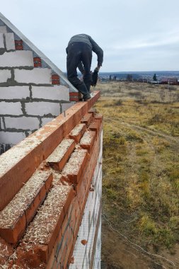 Woodworker yapar üzerinde bir ahşap kiriş inşaatı içti testere ile 2018 evler