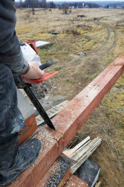 Alt ağaç zincirli ağaç kesme testereleri 2018 ev yapımında kullanarak işleme gerçekleştirir