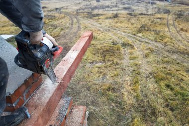 Alt ağaç zincirli ağaç kesme testereleri 2018 ev yapımında kullanarak işleme gerçekleştirir