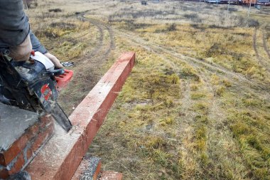 Alt ağaç zincirli ağaç kesme testereleri 2018 ev yapımında kullanarak işleme gerçekleştirir