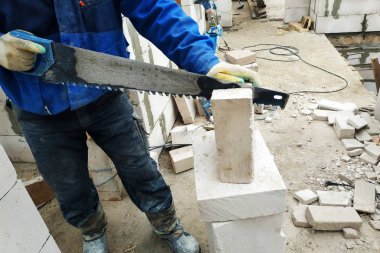 işçi gaz ünitesi bir el testeresi ile inşaat alanında 2018 keser