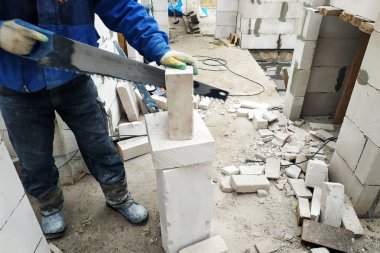 işçi gaz ünitesi bir el testeresi ile inşaat alanında 2018 keser