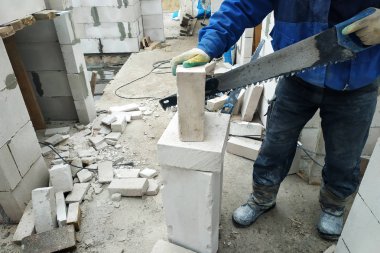 işçi gaz ünitesi bir el testeresi ile inşaat alanında 2018 keser