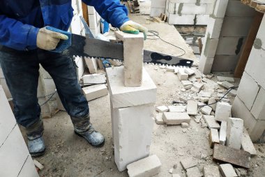 işçi gaz ünitesi bir el testeresi ile inşaat alanında 2018 keser