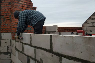 Yapış yapış bir çözüm sayesinde, işçi gaz blok 2018 bir duvar oluşturur.