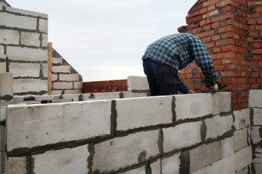 Yapış yapış bir çözüm sayesinde, işçi gaz blok 2018 bir duvar oluşturur.
