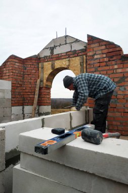 Yapış yapış bir çözüm sayesinde, işçi gaz blok 2018 bir duvar oluşturur.