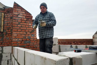 Yapış yapış bir çözüm sayesinde, işçi gaz blok 2018 bir duvar oluşturur.