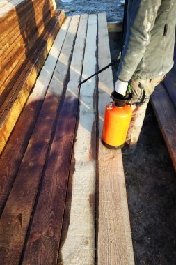 Panoları boyama sırasında alt basınç 2018 altında bir sprey silah kullanır.