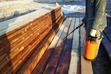 Panoları boyama sırasında alt basınç 2018 altında bir sprey silah kullanır.