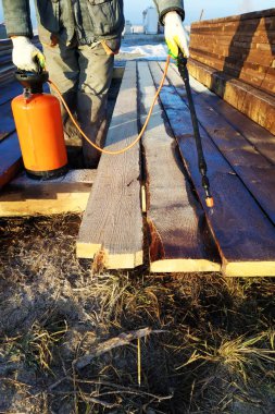 Panoları boyama sırasında alt basınç 2018 altında bir sprey silah kullanır.