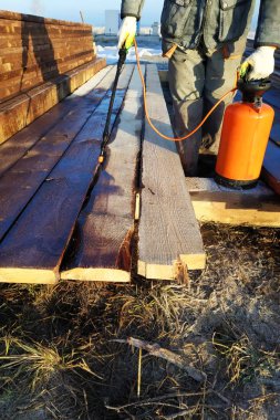 Panoları boyama sırasında alt basınç 2018 altında bir sprey silah kullanır.