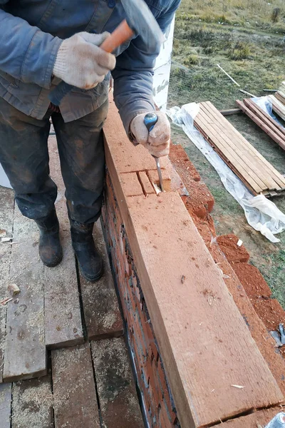 Ahşap binanın içinde öğütmek için biraz Sihirbazı'nı kullanır 2018