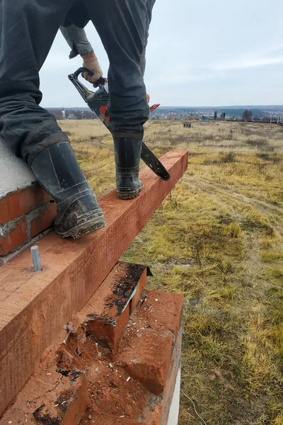 Befälhavaren Använder Såg För Att Hantera Och Skära Timmret Strålar — Stockfoto