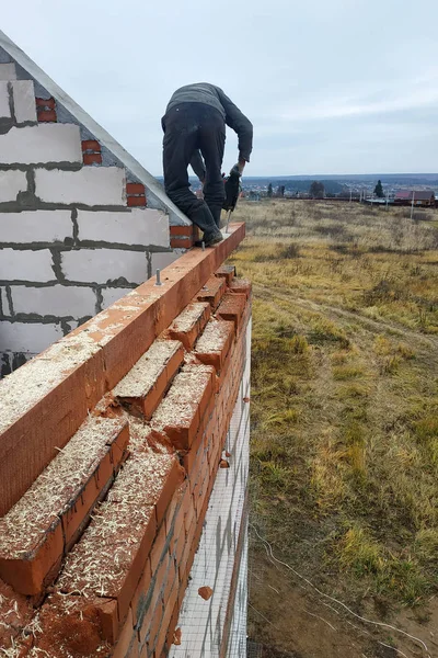 Möbelsnickare Med Motorsåg Gör Drack Balk Konstruktion Hus 2018 — Stockfoto