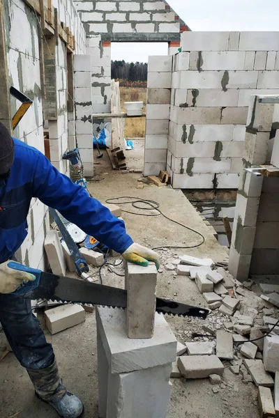 işçi gaz ünitesi bir el testeresi ile inşaat alanında 2018 keser