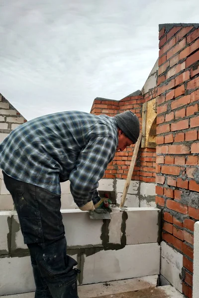With the help of a glutinous solution, the worker builds a wall of gas blocks 2018