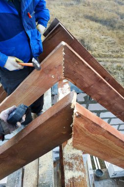 işçi kirişleri çatı çerçeve 2018 vuruyor.