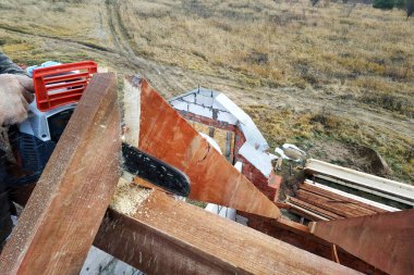 Elektrik kullanarak sanayi işçisi kesme ahşap plakalar gördüm. Şantiye ayrıntılarını