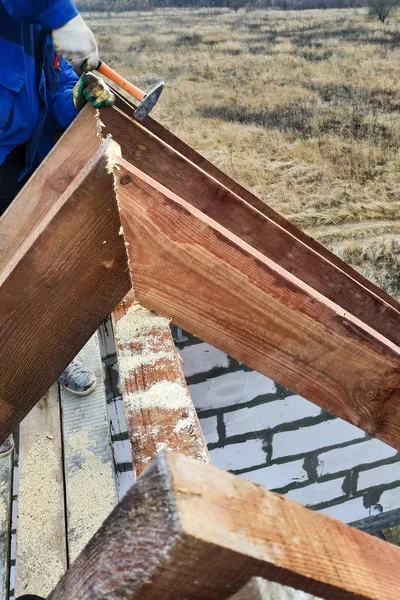 işçi kirişleri çatı çerçeve 2018 vuruyor.