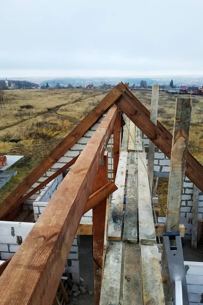 çatı inşaat 2018 başında eğri kirişleri ahşap bir çatı inşaatı