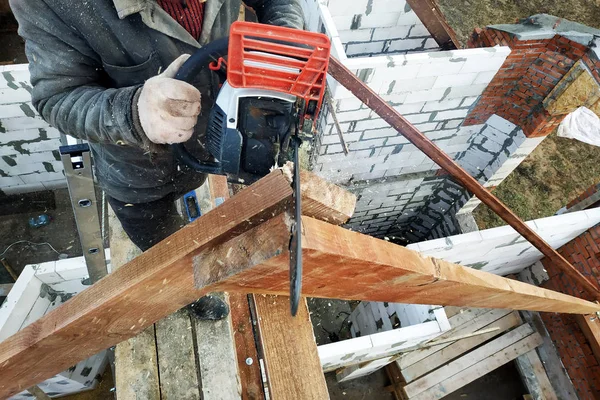 Dělníci Řezané Trámy Střechu Domu Řetězová Pila 2019 — Stock fotografie