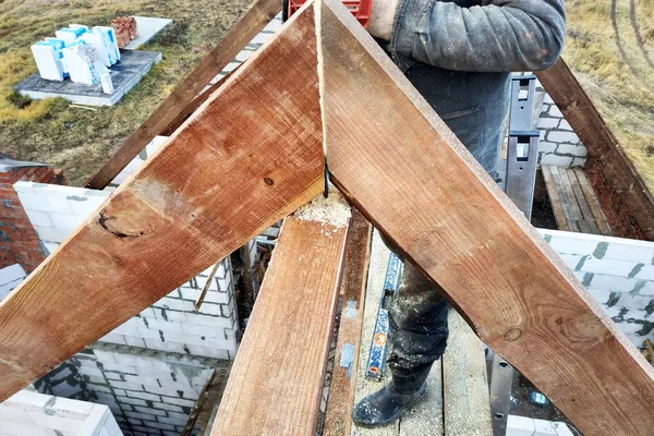 Industriarbetare Styckning Trä Plankor Använder Elektriska Såg Detaljer För Byggarbetsplatsen — Stockfoto