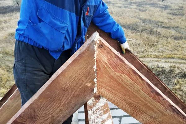 Alt tırnak 2019 evin çatısı üstündeki kirişleri öldürür