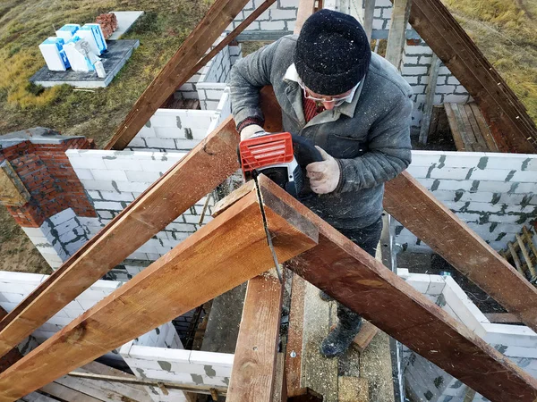 Industriarbetare Styckning Trä Plankor Använder Elektriska Såg Detaljer För Byggarbetsplatsen — Stockfoto