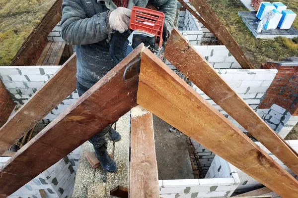 Průmyslové Dělníky Řezání Dřevěných Prken Pomocí Elektrické Viděl Podrobnosti Staveniště — Stock fotografie