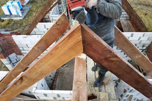 Industriarbetare Styckning Trä Plankor Använder Elektriska Såg Detaljer För Byggarbetsplatsen — Stockfoto