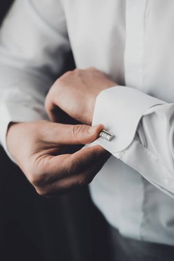 Eller doğru kelepçe beyaz elbise gömlek, tespitleme 2019 damat