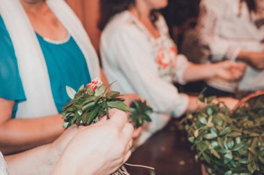 düğün detayları - 2019 damat için yapraklarından çelenk