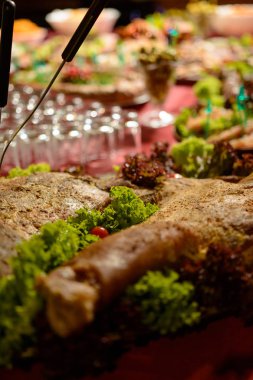 Ukrayna kazak tabloda samovars ve bir düğün üzerinde pişirme 2019