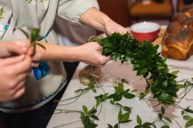 yeşil bir sepet sepet masaya Ukrayna düğün geleneği bırakır