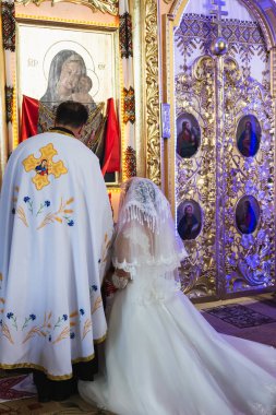 Rahip gelinin dua okur