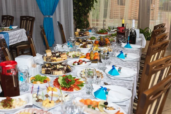 Mesa de boda servida con snacks para diferentes sabores — Foto de Stock