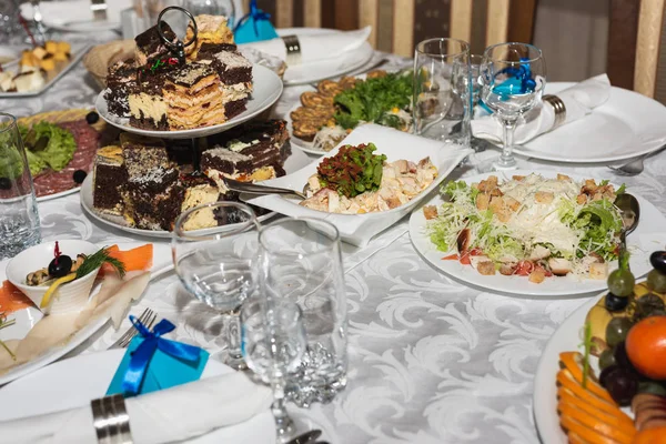 Serveras bröllop tabellen med snacks för olika smaker — Stockfoto