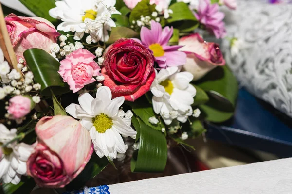 Decorações de casamento de flores, cestas, bolo para noivas — Fotografia de Stock