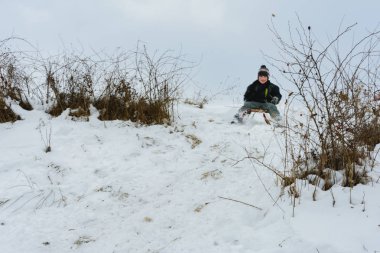 Çocuk parkta 2019 kızak tepelerde kimden saklanıyor