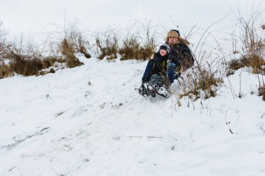 Baba ve oğul halletme içinde binmek, Bebek eğlenceli 2019.