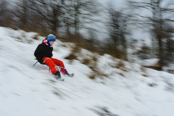 Ragazzo Scende Dalle Colline Nella Slitta Movimento Sfocato 2019 — Foto Stock