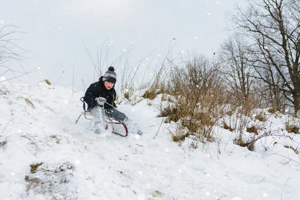 Der Junge Versteckt Sich Schlitten Park — Stockfoto