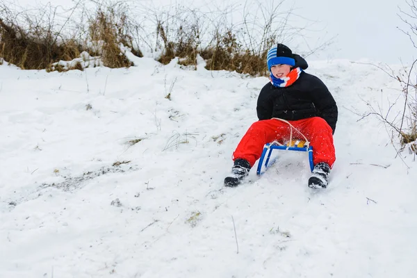 Für Einen Schlitten Nach Unten Ist Der Junge Der Roten — Stockfoto