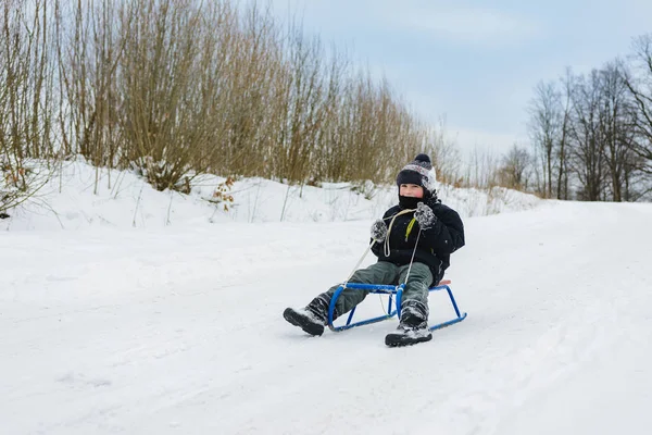 Glücklicher Kleiner Junge Schneebedeckten Winterhof 2019 — Stockfoto
