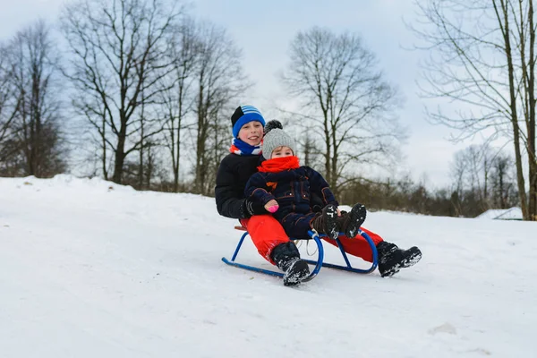 Junge Und Mädchen Fahren Auf Schlitten 2019 — Stockfoto