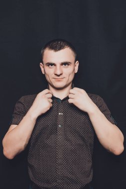 Adam siyah bir arka plan 2019 kısa kollu gömlek giymiş