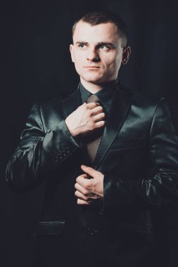 genç şık adam 2019 siyah bir zemin üzerine siyah klasik takım elbise giymiş