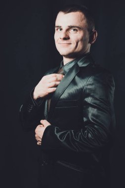 genç şık adam 2019 siyah bir zemin üzerine siyah klasik takım elbise giymiş